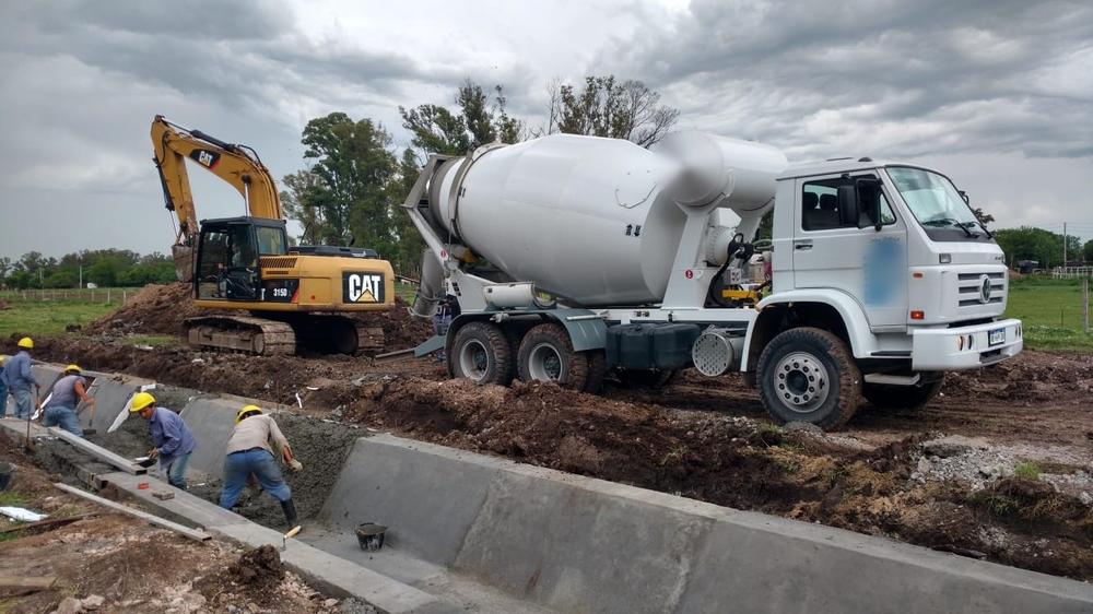 Hormigonado de zanja con camión mixer y excavadora